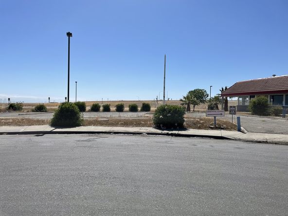 Freestanding Freeway Visible Restaurant + Equipment : 25014 W Dorris Ave, Coalinga, CA 93210